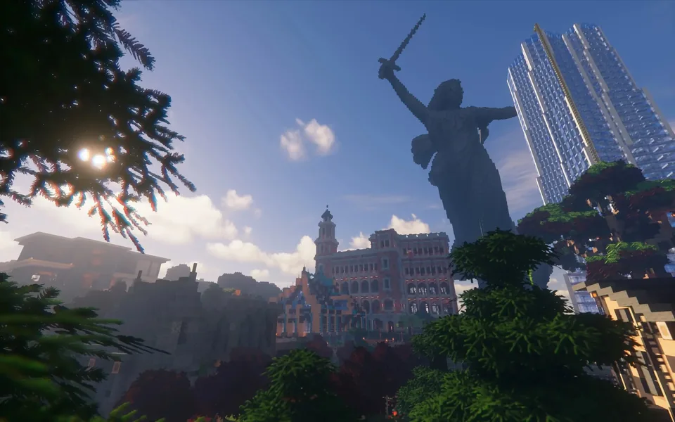 Панорама Minecraft-города с монументальной статуей и высокой стеклянной башней